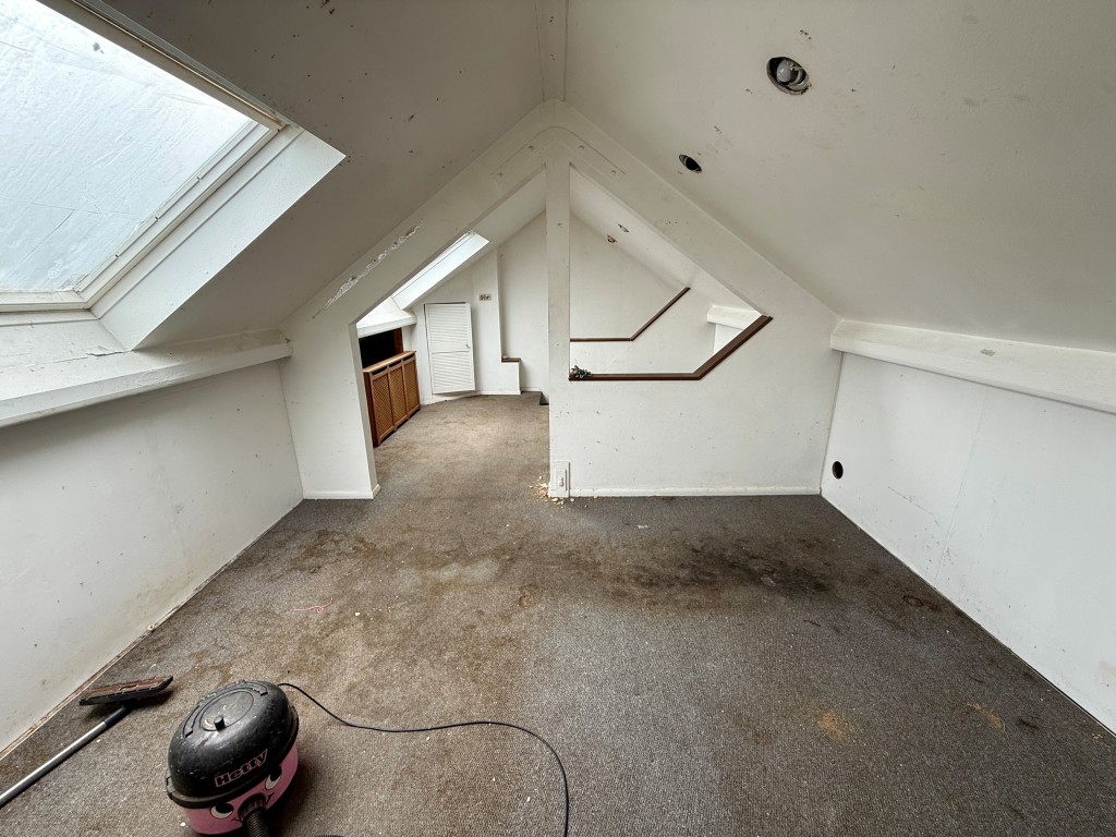 Lot: 30 - GARAGE WITH LIVING ACCOMMODATION AND LAPSED PLANNING - Bedroom/living area
